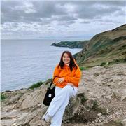 Profesora de asignaturas de primaria para todas las edades en ese rango.